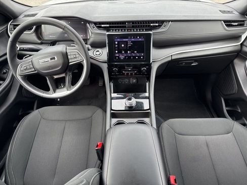 Used 2025 Jeep Grand Cherokee Laredo X image 14