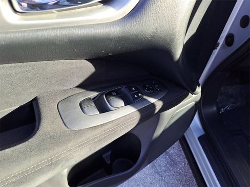 Used 2020 Nissan Pathfinder S image 16