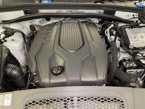 Certified 2025 Porsche Macan image 24