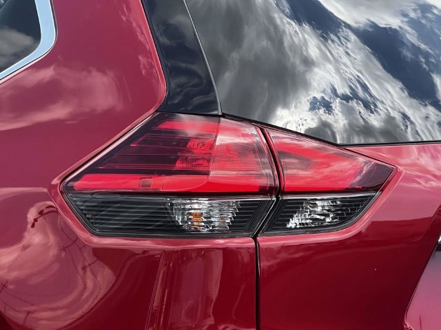 Used 2017 Nissan Rogue SV AWD/4WD image 9