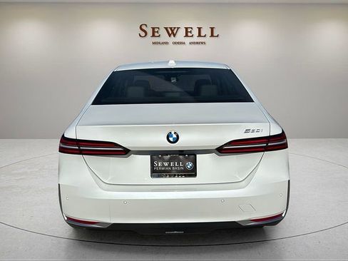 Certified 2025 BMW 530i w/ Premium Package RWD image 4