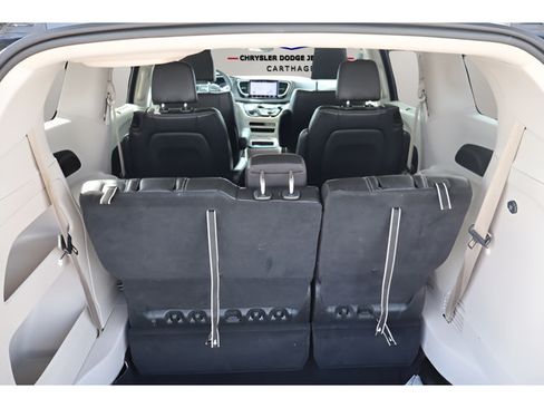 Used 2023 Chrysler Pacifica Touring-L FWD image 11