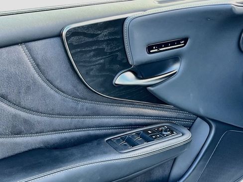 Used 2022 Lexus LS 500 w/ Accessory Package (Z2) RWD image 18