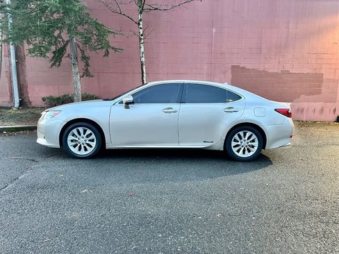 Used 2014 Lexus ES 300h w/ Luxury Package w/Bamboo Trim FWD image 4