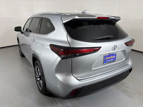 Used 2024 Toyota Highlander XLE FWD image 6