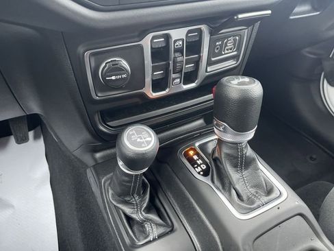 Used 2025 Jeep Wrangler Unlimited Sahara AWD/4WD image 16
