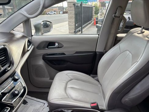 Used 2017 Chrysler Pacifica Touring-L image 14