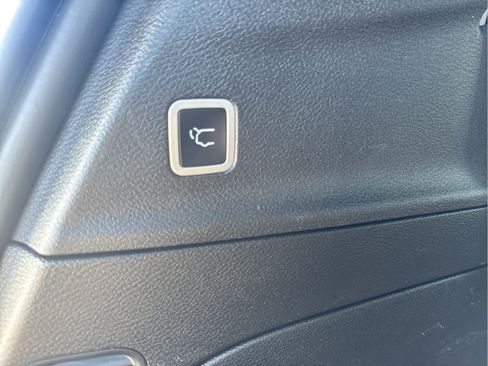 Used 2025 Chrysler Pacifica Limited FWD image 7