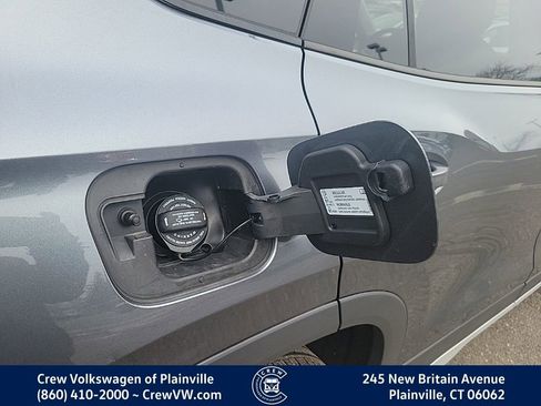 Certified 2025 Volkswagen Tiguan SE image 32