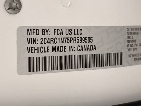 Used 2023 Chrysler Pacifica Pinnacle FWD image 39