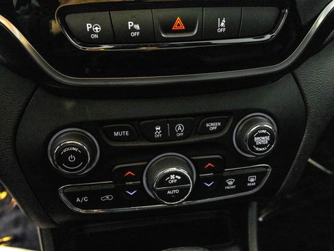 Used 2021 Jeep Cherokee Limited image 27