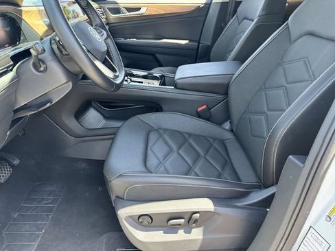 Used 2025 Volkswagen Atlas SE AWD/4WD image 19