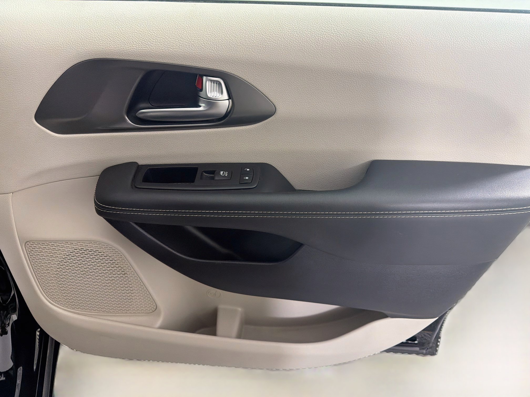 Used 2024 Chrysler Pacifica Touring-L FWD image 32