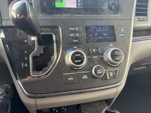 Used 2015 Toyota Sienna XLE Premium FWD image 22