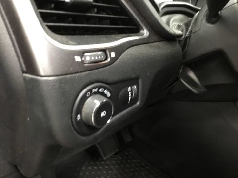 Used 2019 Jeep Cherokee Latitude w/ Cold Weather Group AWD/4WD image 8