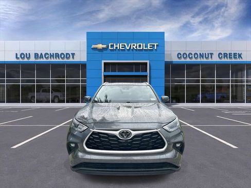Used 2024 Toyota Highlander XLE FWD image 3