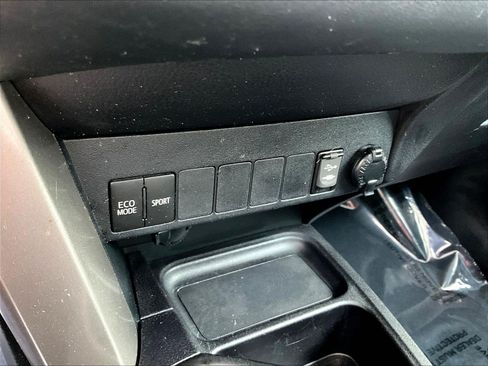 Used 2018 Toyota RAV4 XLE AWD/4WD image 16