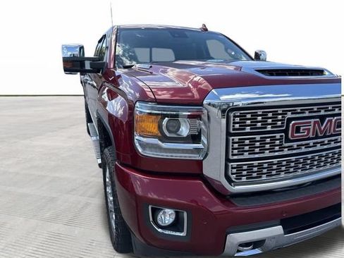 Used 2019 GMC Sierra 2500 Denali w/ Duramax Plus Package AWD/4WD image 2