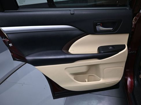 Used 2019 Toyota Highlander XLE image 31