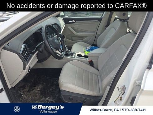 Used 2023 Volkswagen Jetta SE w/ Panoramic Sunroof Package FWD image 2