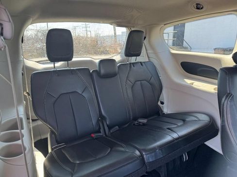 Used 2024 Chrysler Pacifica Touring-L FWD image 13