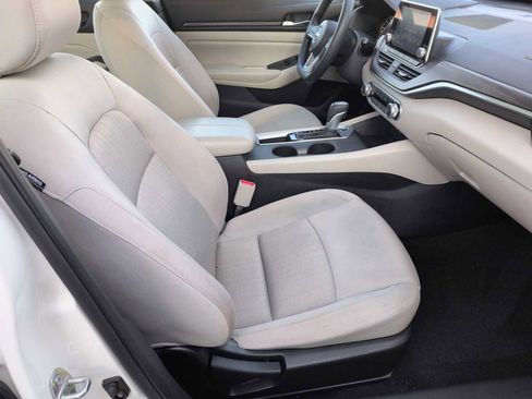 Used 2025 Nissan Altima 2.5 SV FWD image 24