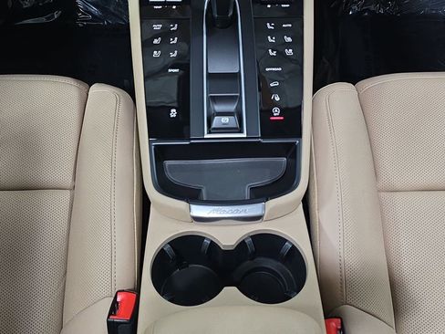 Used 2025 Porsche Macan AWD/4WD image 20