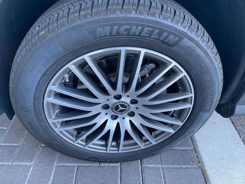 Used 2025 Mercedes-Benz GLC 300 image 3
