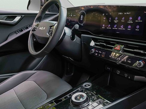 Certified 2025 Kia Niro Wind w/ Wind Preserve Package FWD image 10
