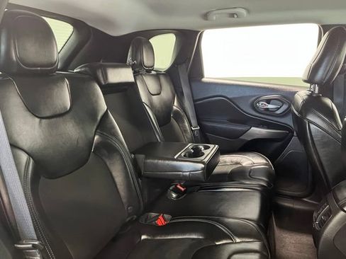 Used 2019 Jeep Cherokee Latitude Plus FWD image 13