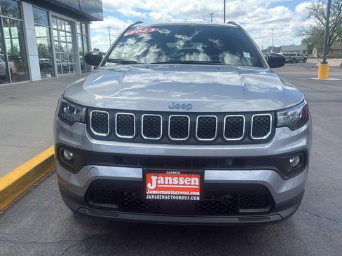 Used 2023 Jeep Compass Latitude AWD/4WD image 8