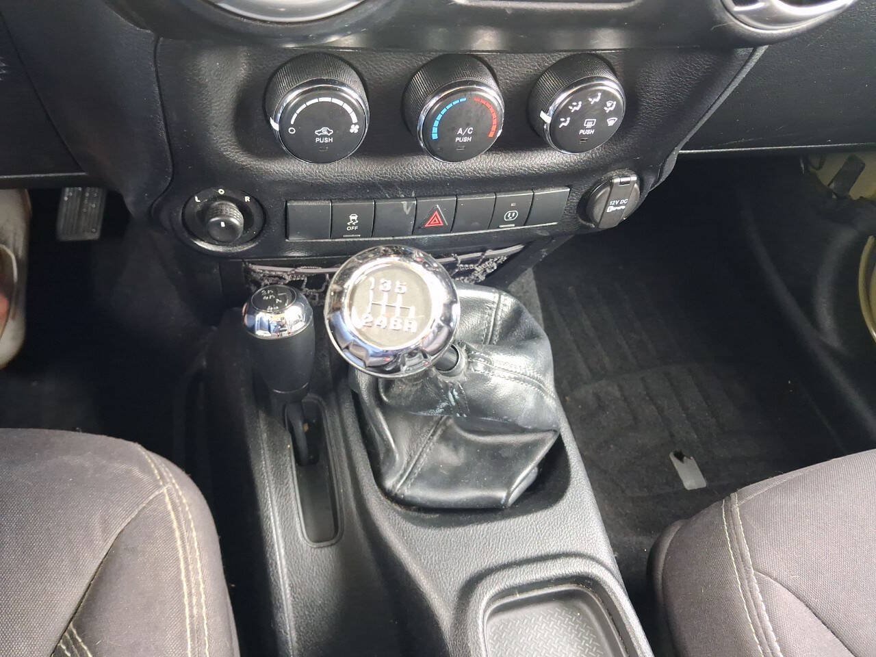 Used 2013 Jeep Wrangler Sahara w/ Connectivity Group AWD/4WD image 27