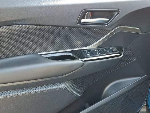 Used 2019 Toyota C-HR XLE FWD image 14