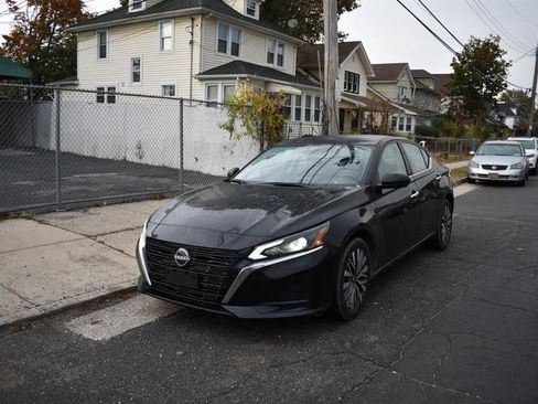 Used 2025 Nissan Altima 2.5 SV FWD image 2