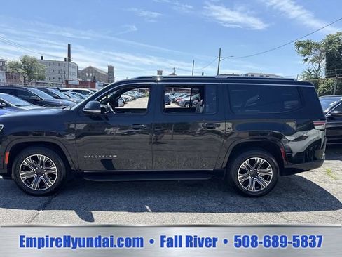 Used 2024 Jeep Wagoneer L Series II w/ Flexible Seating Group AWD/4WD image 11