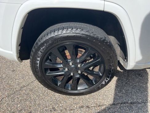 Used 2017 Jeep Grand Cherokee Altitude AWD/4WD image 10
