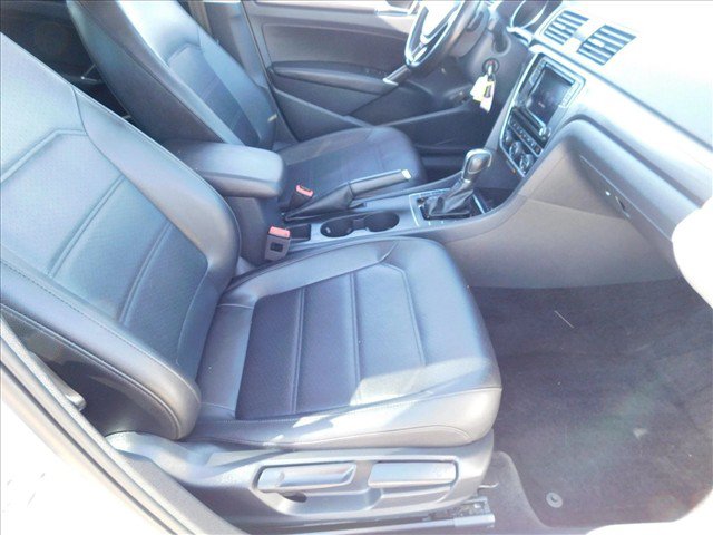 Used 2018 Volkswagen Passat 2.0T R-Line w/ R-Line Lighting Package FWD image 26