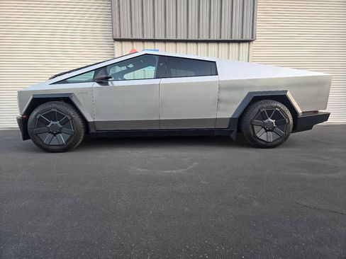 Used 2024 Tesla Cybertruck AWD Crew Cab image 4