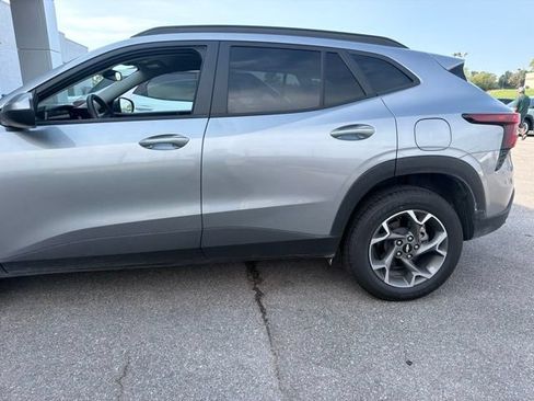 Used 2025 Chevrolet Trax LT FWD image 7
