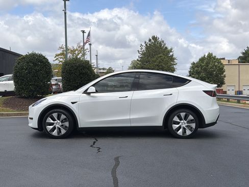 Used 2023 Tesla Model Y AWD image 12