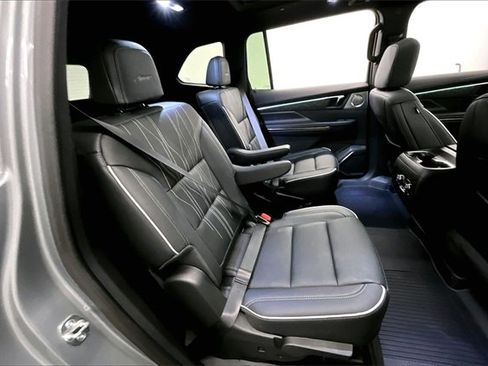 Used 2025 Buick Enclave Avenir w/ Super Cruise Package image 23