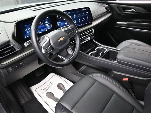 Used 2025 Chevrolet Traverse LT image 18