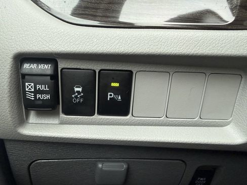 Used 2018 Toyota Sienna XLE Premium w/ Carpet Mat Package image 29