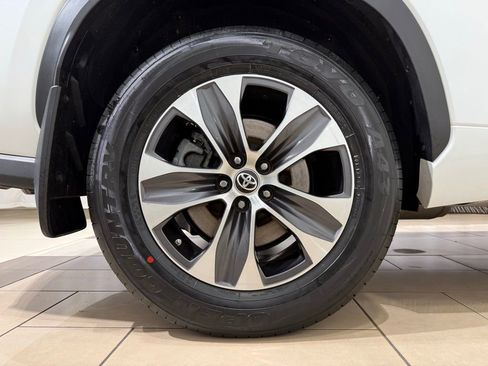 Used 2023 Toyota Highlander XLE AWD/4WD image 9