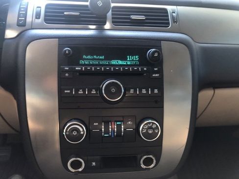 Used 2007 Chevrolet Suburban LS image 16