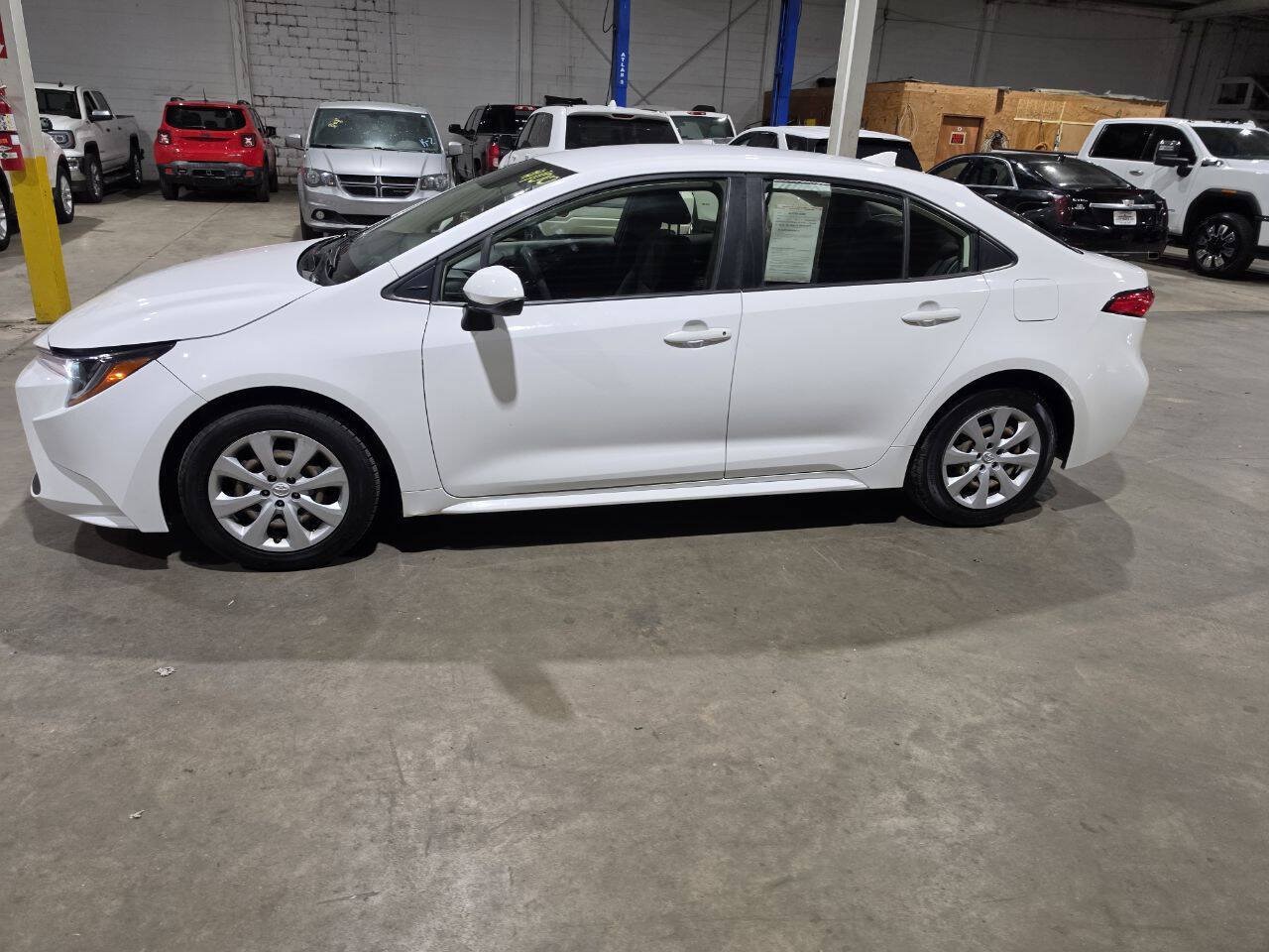 Used 2020 Toyota Corolla LE FWD image 4