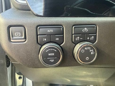 Used 2022 Chevrolet Silverado 1500 LT AWD/4WD image 12