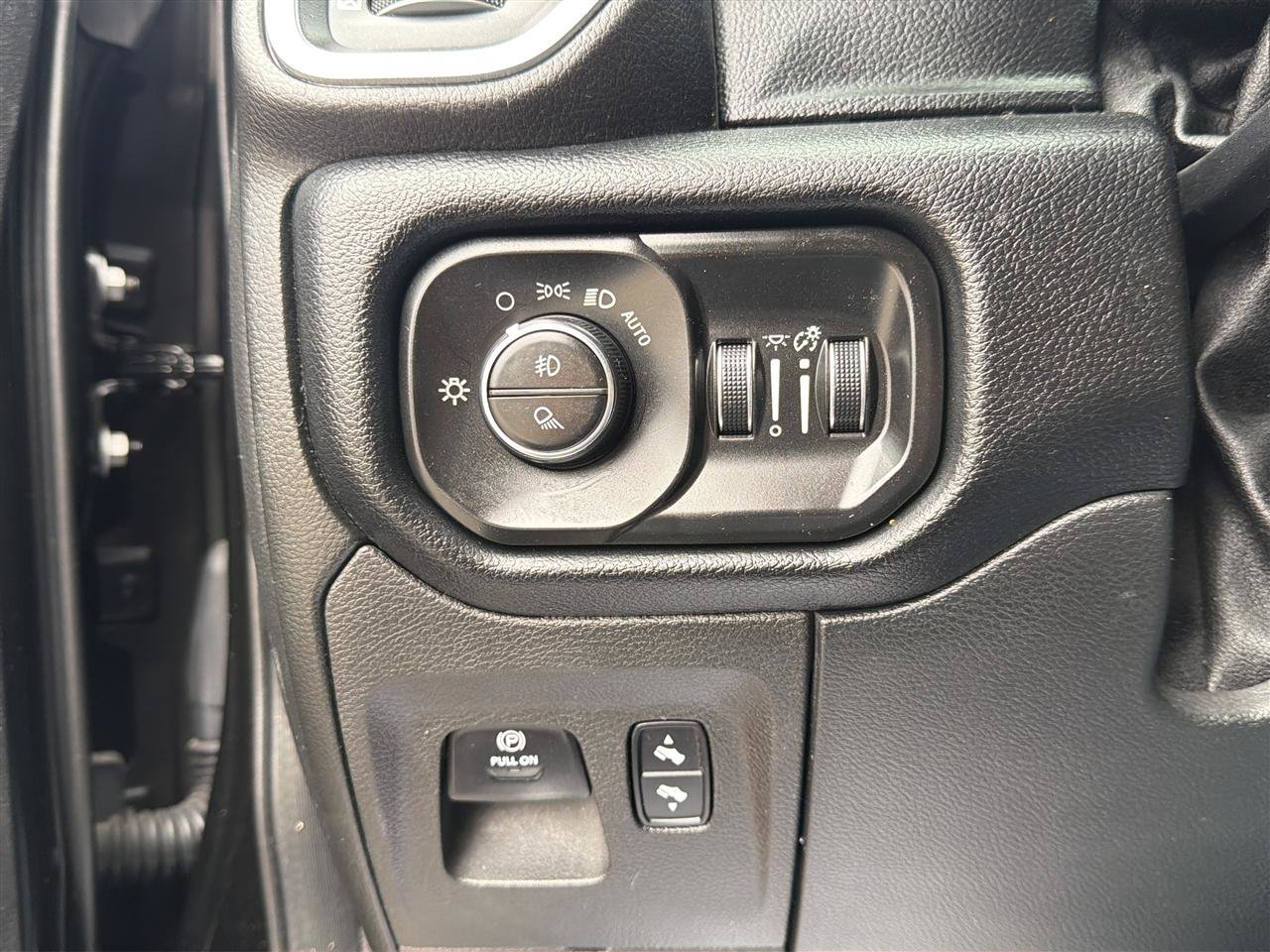 Used 2019 RAM 1500 Laramie AWD/4WD image 35