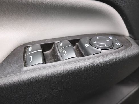 Used 2021 Chevrolet Equinox LT w/ Driver Convenience Package AWD/4WD image 11