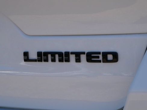 Used 2025 Jeep Grand Cherokee Limited w/ Black Appearance Package AWD/4WD image 8